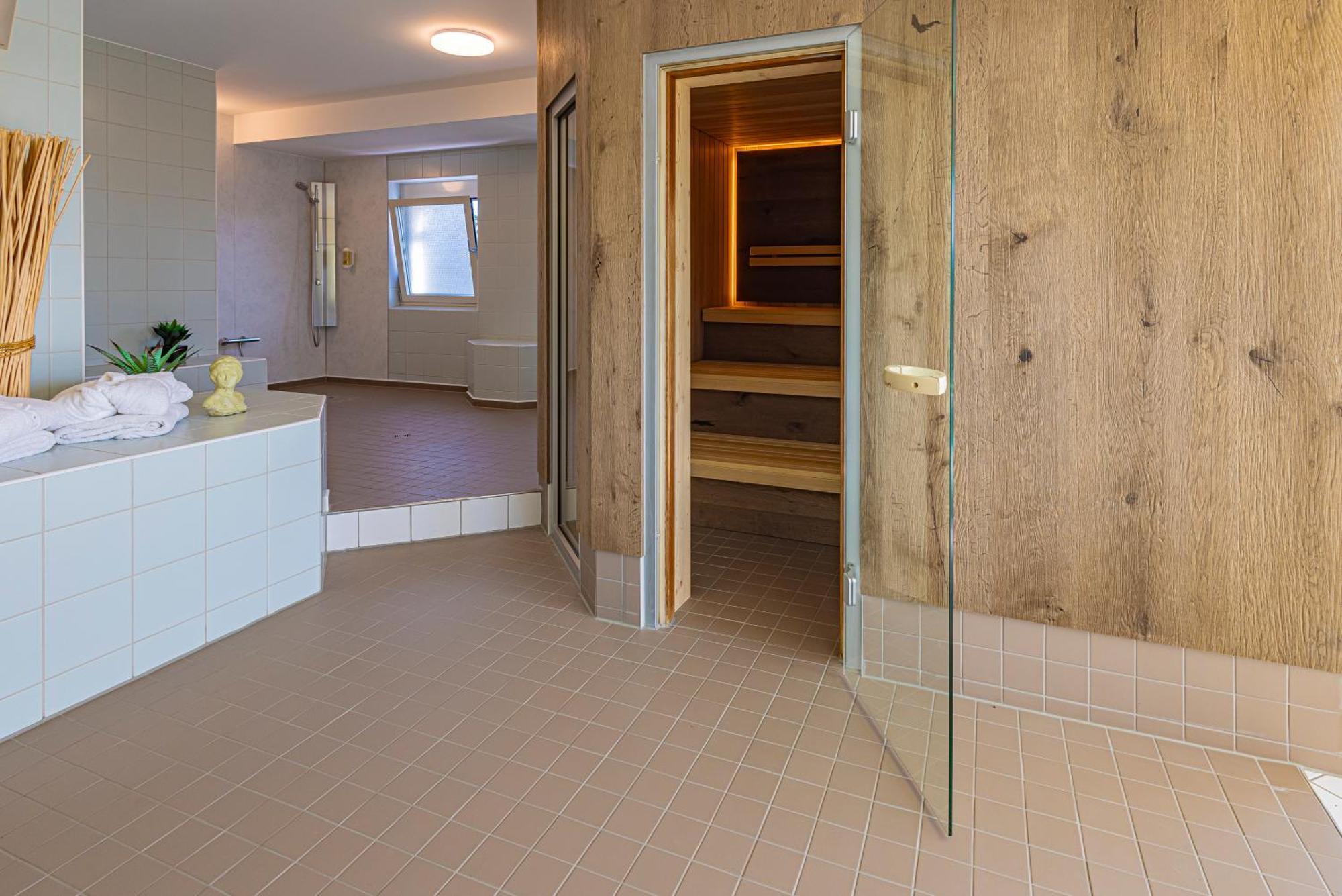 Business Vital Hotel Am Rennsteig Suhl Buitenkant foto